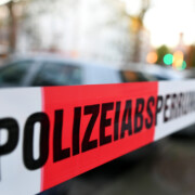 Polizei,Absperrung,Absperrband,Tatort,Durchsuchung,Polizeiabsperrung