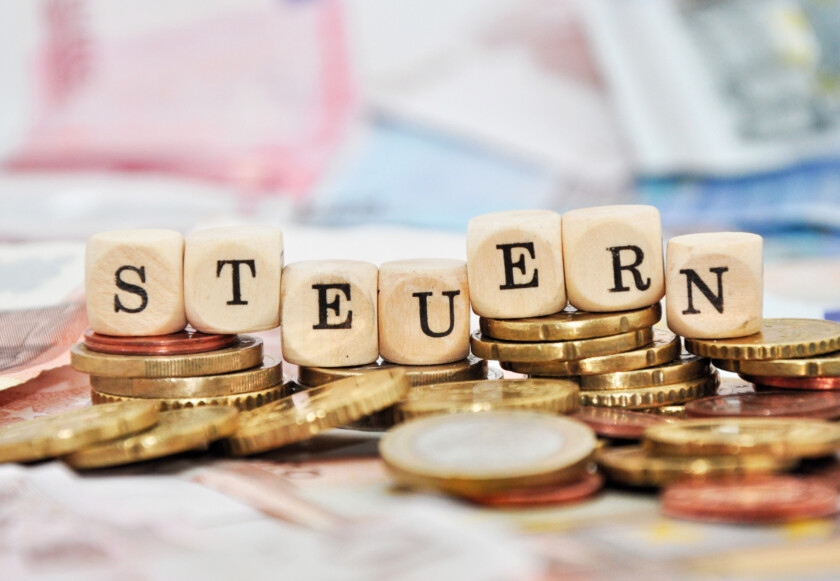 Print,Steuern,Illustration,Closing,RM10/20,Finanzamt,Würfel,Euromünze,Buchstaben mit Geld