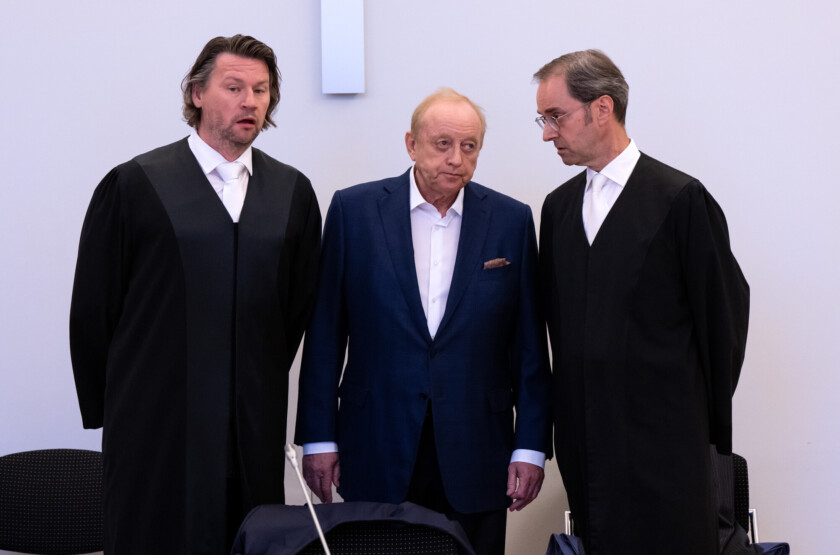 Alfons Schuhbeck (Mitte) mit seinen Anwälten Sascha König (links) und Markus Gotzens (rechts) im Gerichtssaal im Landgericht München I. Die Staatsanwaltschaft hat Schuhbeck wegen des Verdachts der Steuerhinterziehung angeklagt.