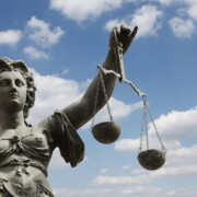 Print,RM07/11,Illustration,Waage,Justitia,Gerechtigkeit,Neues Berufungsrecht in der Kritik